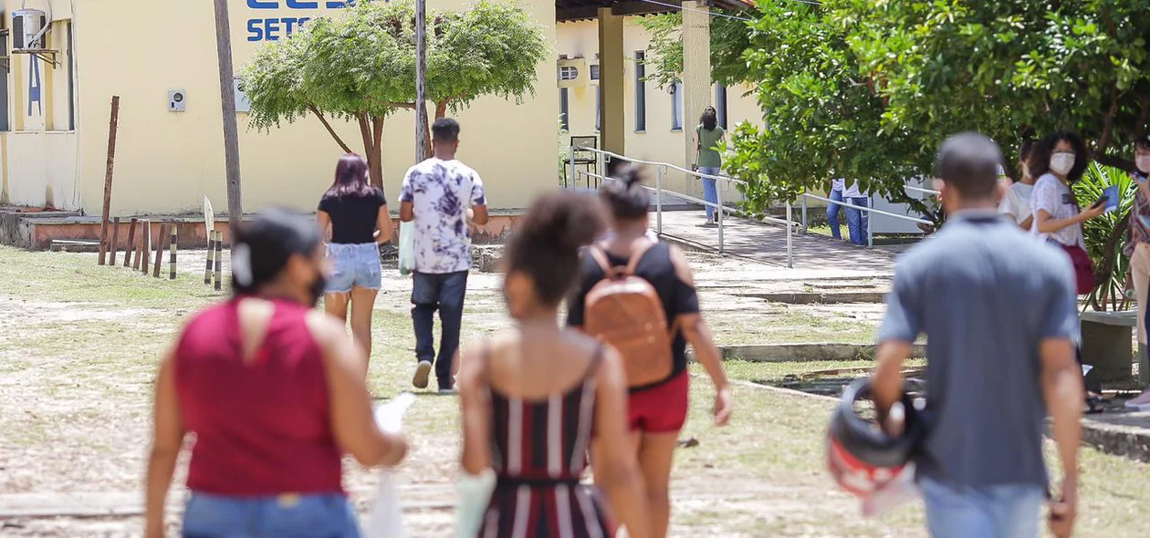 Estudantes chegam ao local de prova do Enem 2020 em Teresina