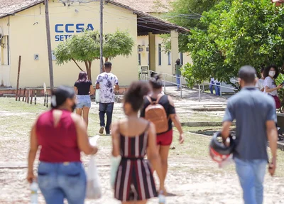 Estudantes chegam ao local de prova do Enem 2020 em Teresina