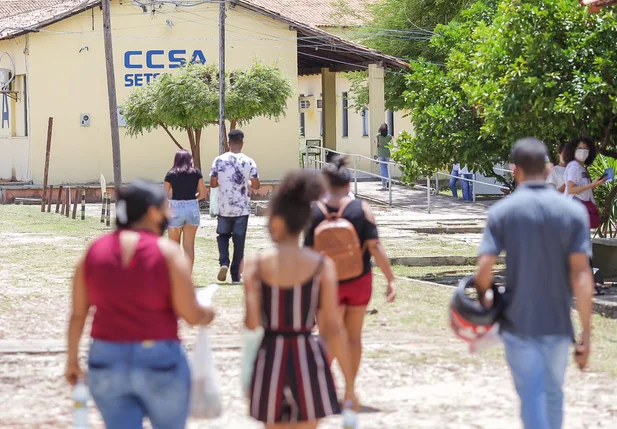 Estudantes chegam ao local de prova do Enem 2020 em Teresina