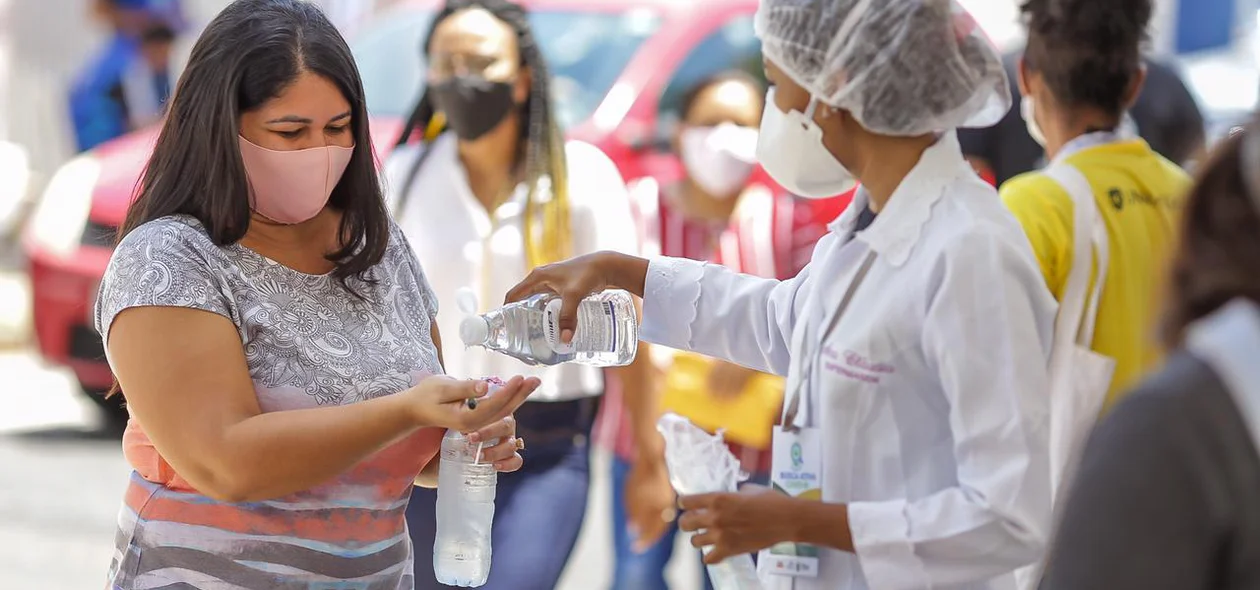 Estudantes higienizam as mãos antes de entrar nos locais de prova do Enem