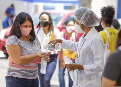 Estudantes higienizam as mãos antes de entrar nos locais de prova do Enem
