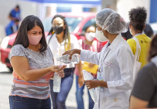 Estudantes higienizam as mãos antes de entrar nos locais de prova do Enem