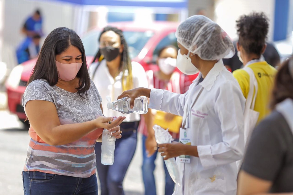 Estudantes higienizam as mãos antes de entrar nos locais de prova do Enem