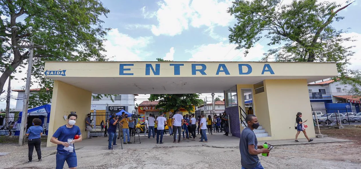 Estudantes na frente da Uespi