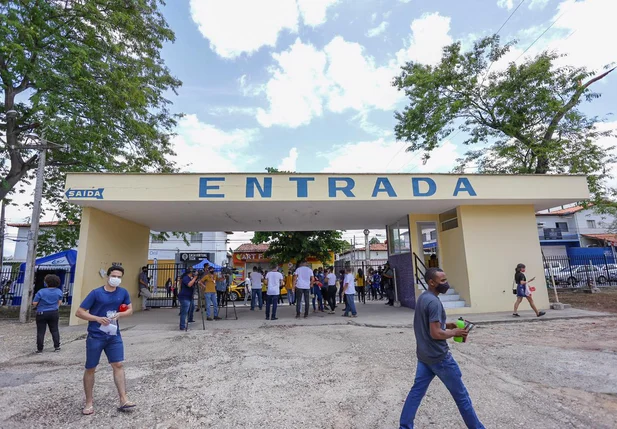 Estudantes na frente da Uespi