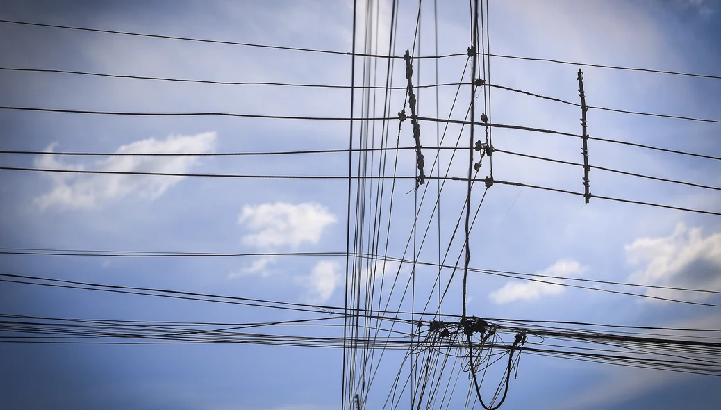 Fios de energia do bairro Nova Brasília