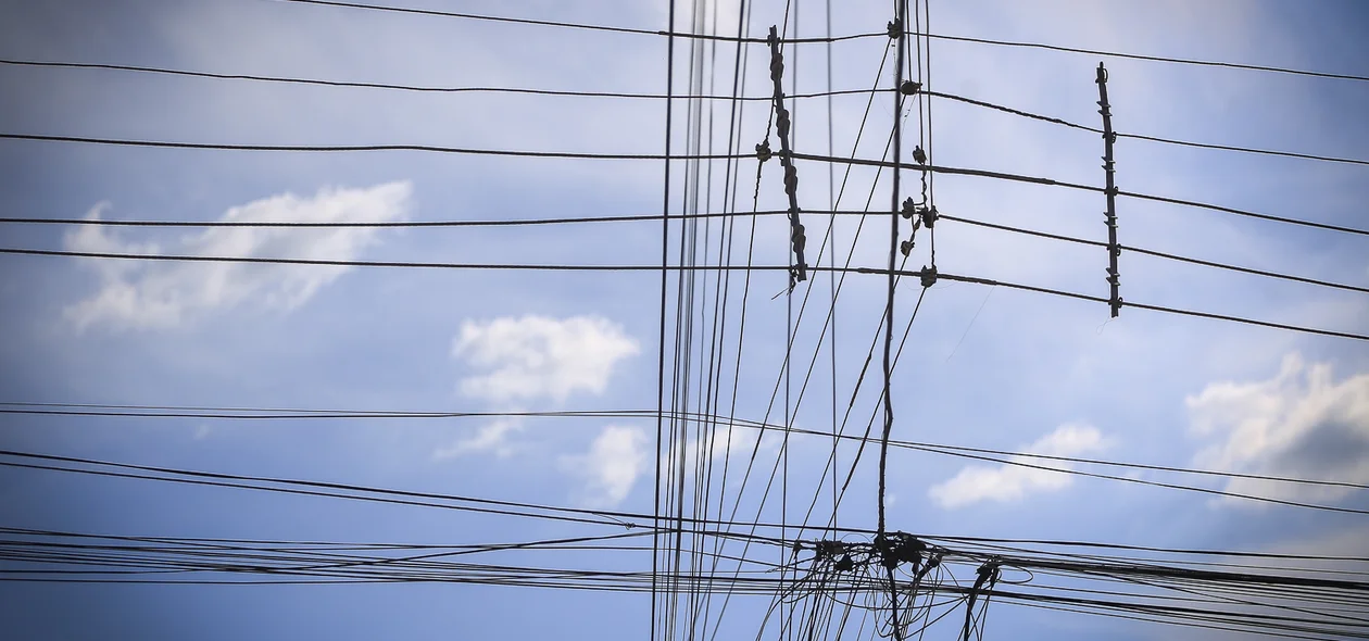Fios de energia do bairro Nova Brasília