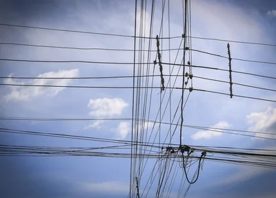 Fios de energia do bairro Nova Brasília