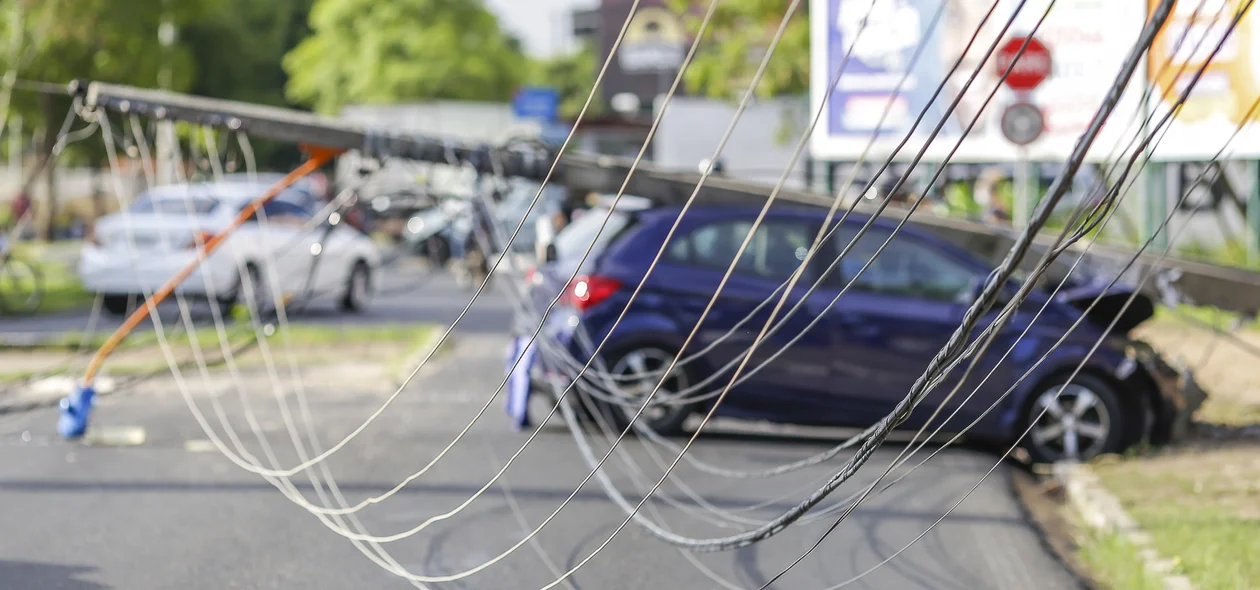 Fios expostos no meio da rua