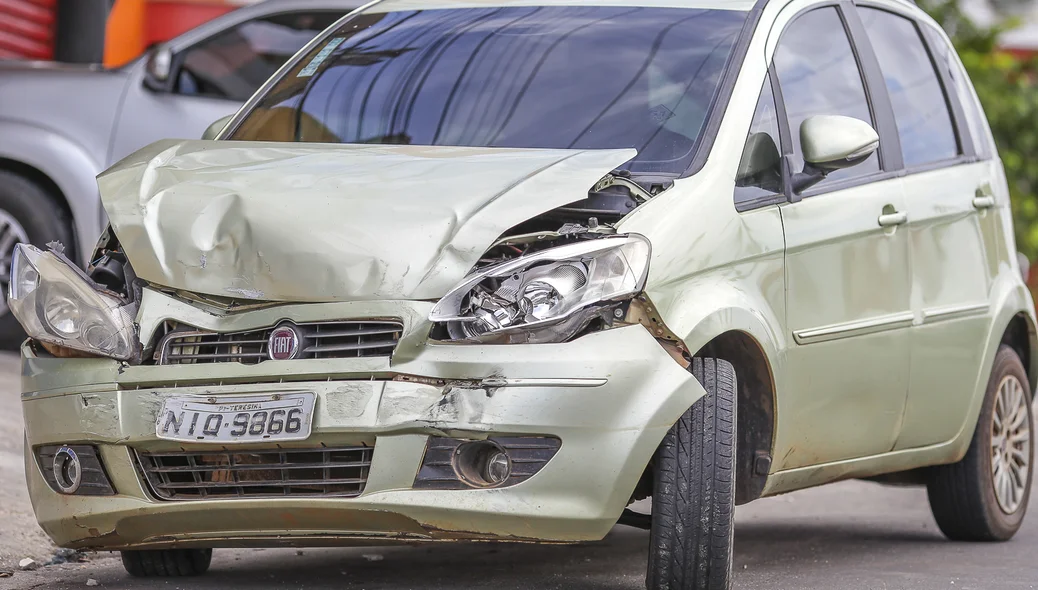 Frente do carro destruída