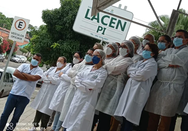 Funcionários do Lacen-PI realizam protesto