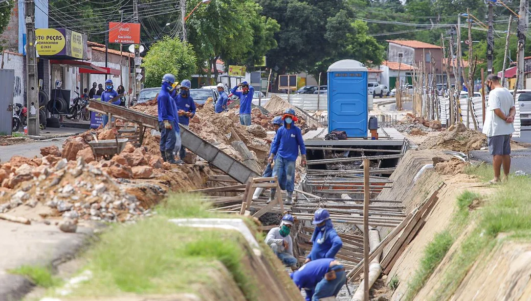 Funcionários trabalhando na obra