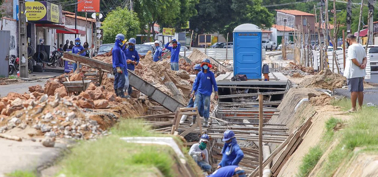 Funcionários trabalhando na obra