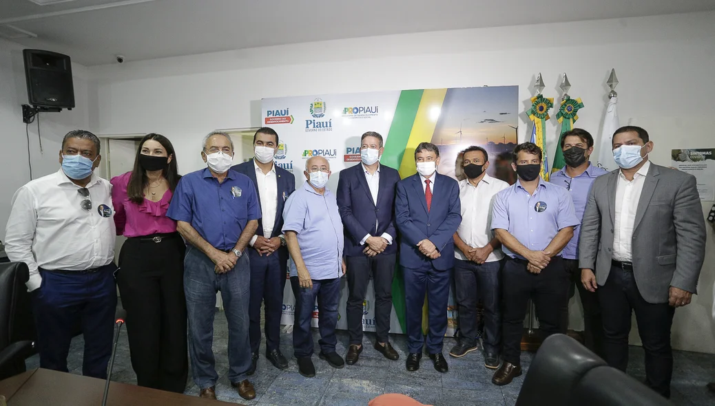 Governador ao lado de Arthur Lira e autoridades