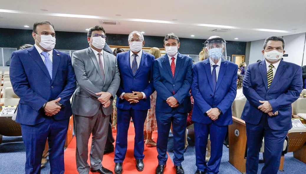 Governador ao lado de autoridades