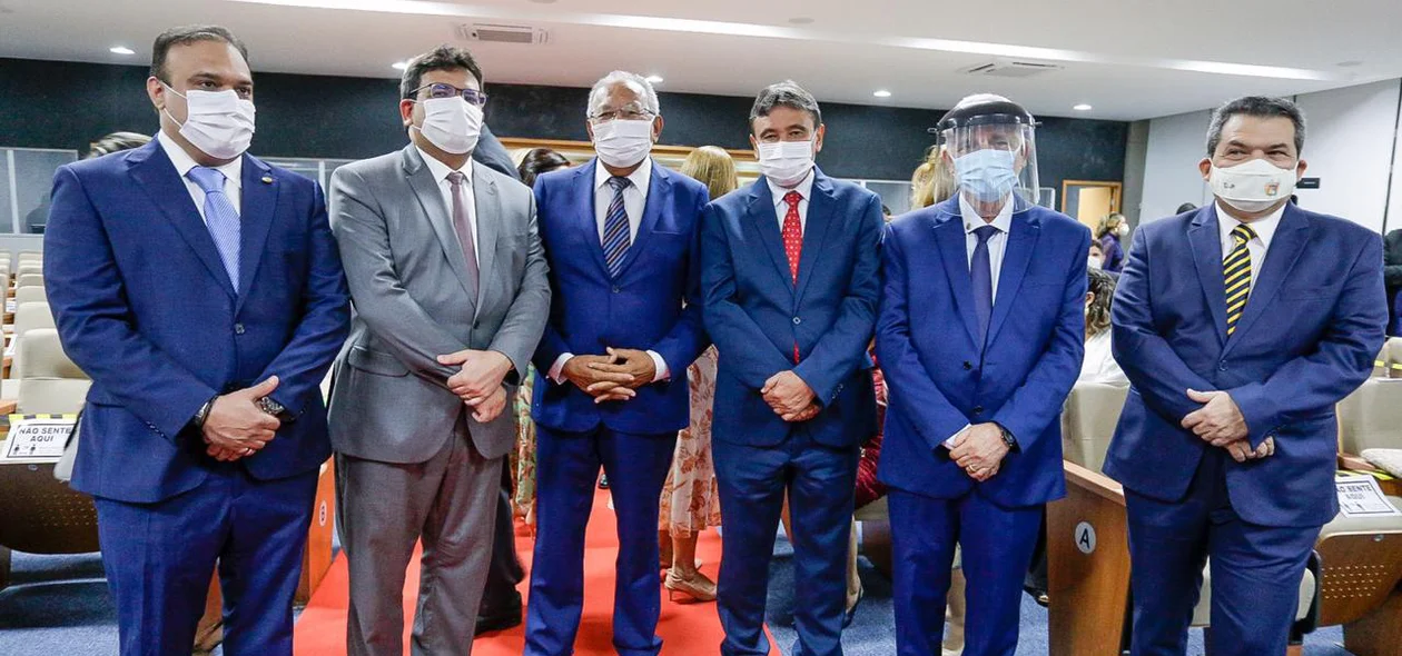Governador ao lado de autoridades