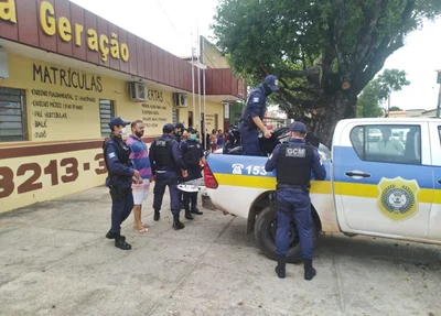 Guarda Municipal apreendendo moto