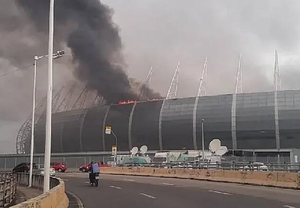 Incêndio atinge cabine de rádio da Arena Castelão, em Fortaleza