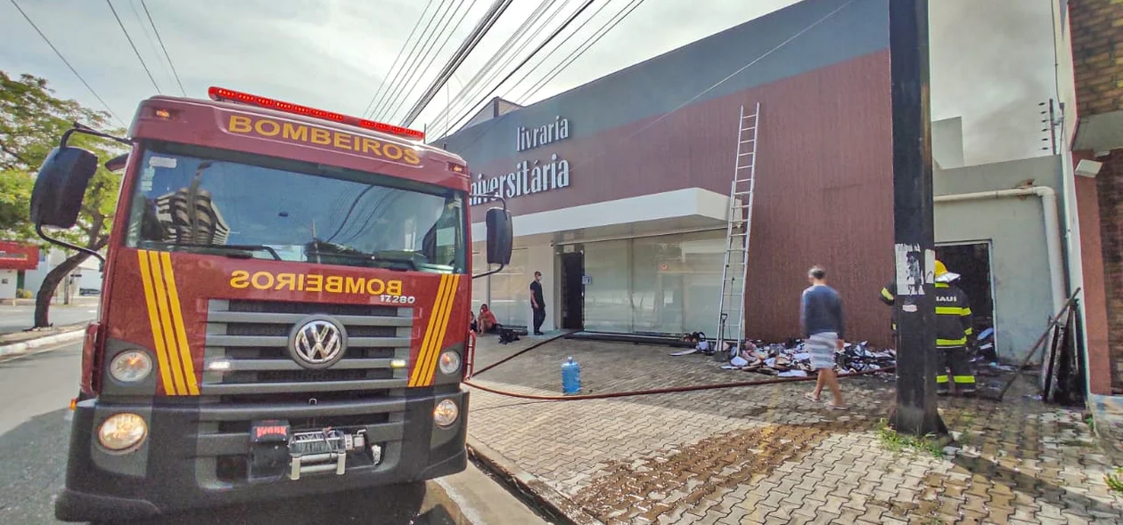 Incêndio na Livraria Universitária