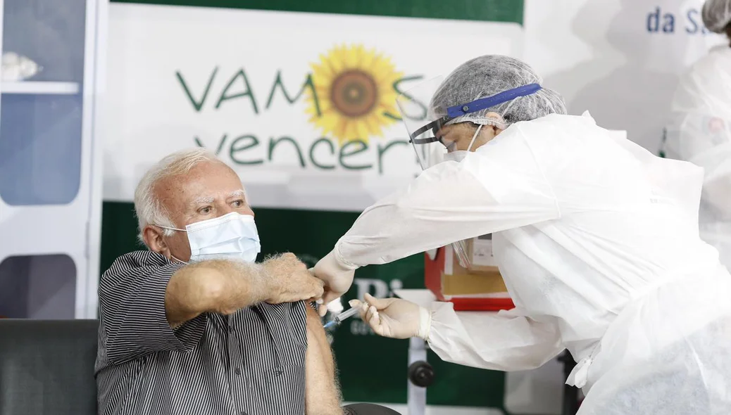 Joaquim Vaz Parente é o primeiro a ser vacinado no Piauí