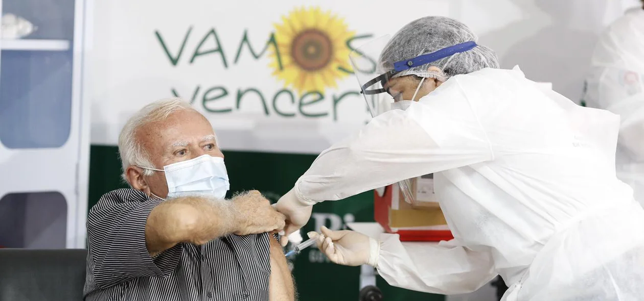 Joaquim Vaz Parente é o primeiro a ser vacinado no Piauí