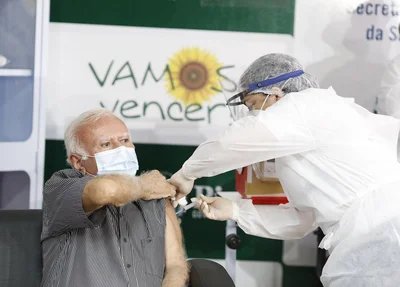 Joaquim Vaz Parente é o primeiro a ser vacinado no Piauí