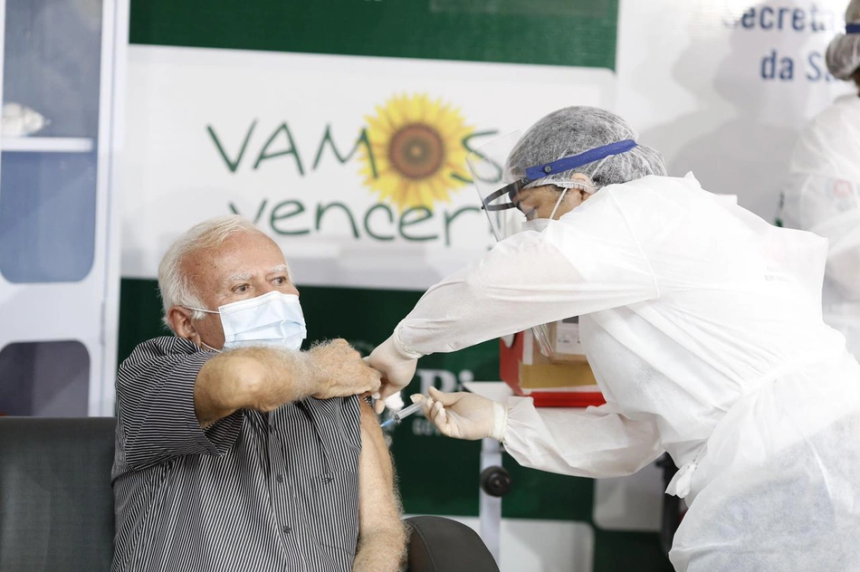 Joaquim Vaz Parente é o primeiro a ser vacinado no Piauí