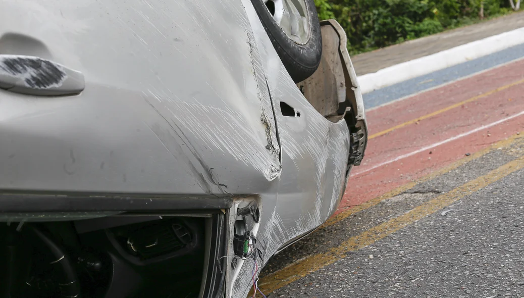 Lateral ficou destruída