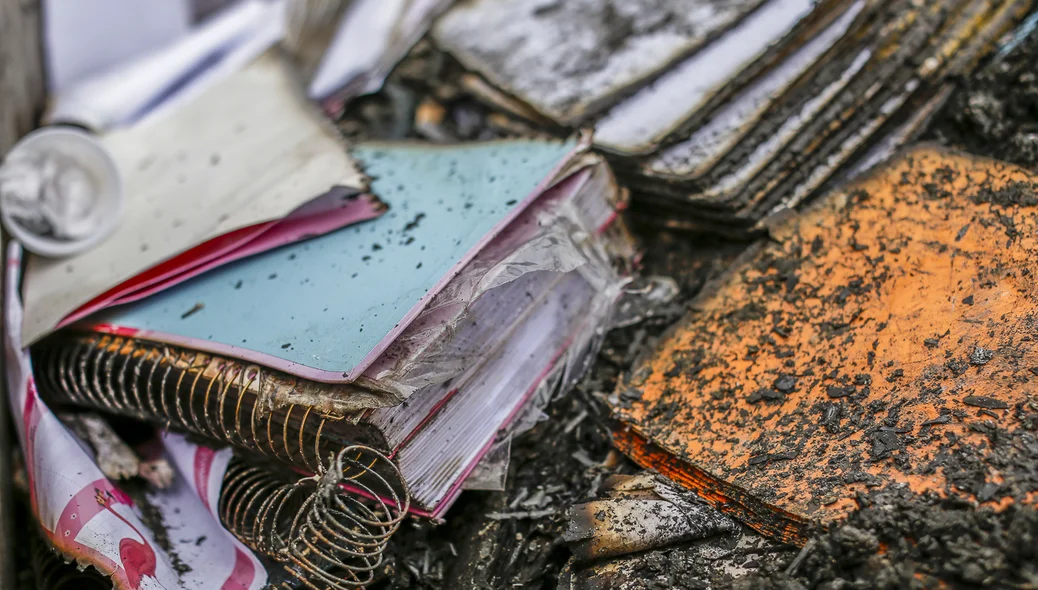 Livros e cadernos queimados
