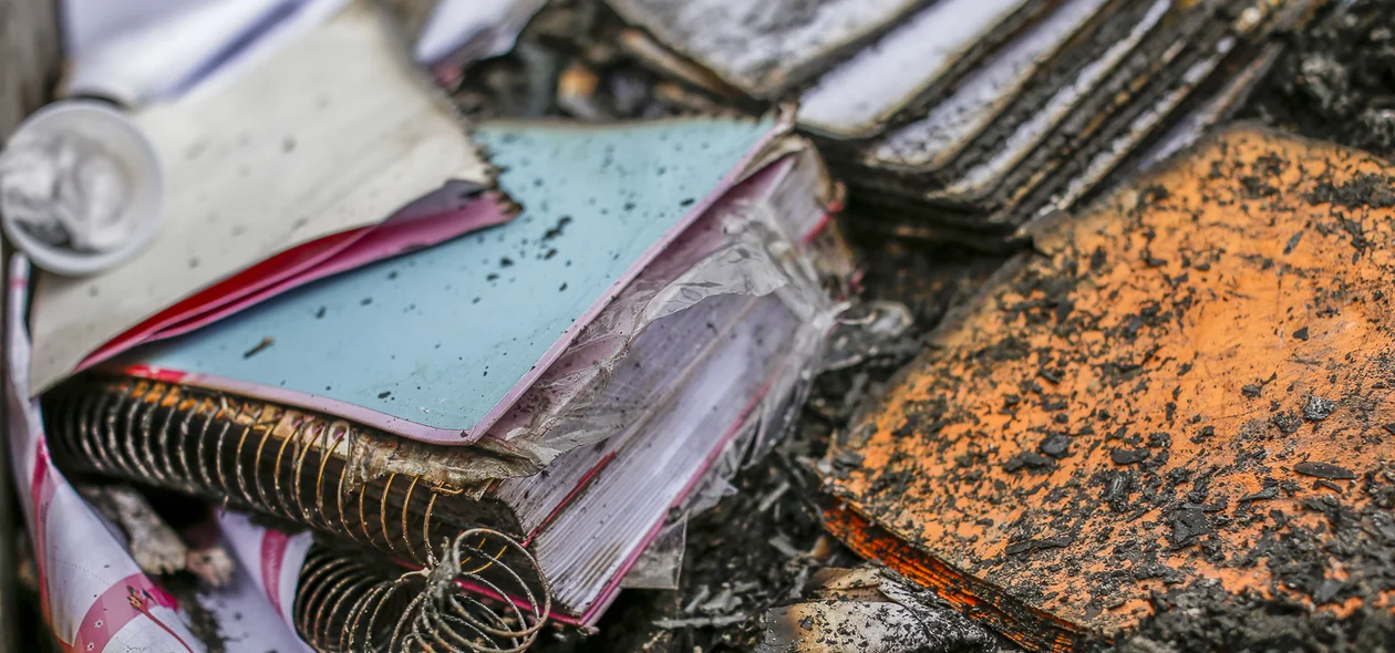 Livros e cadernos queimados