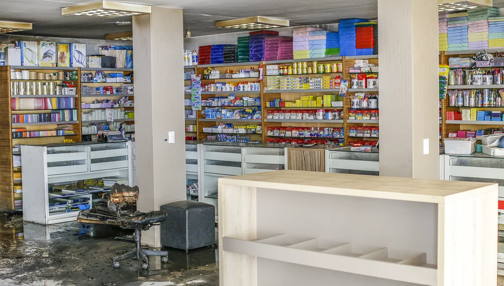 Livros que restaram na livraria universitária