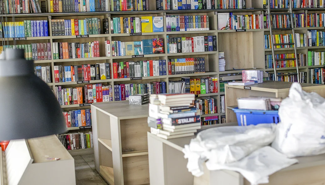 Livros que restaram na livraria