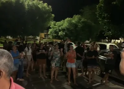 Manifestação em frente ao hospital de Paes Landim