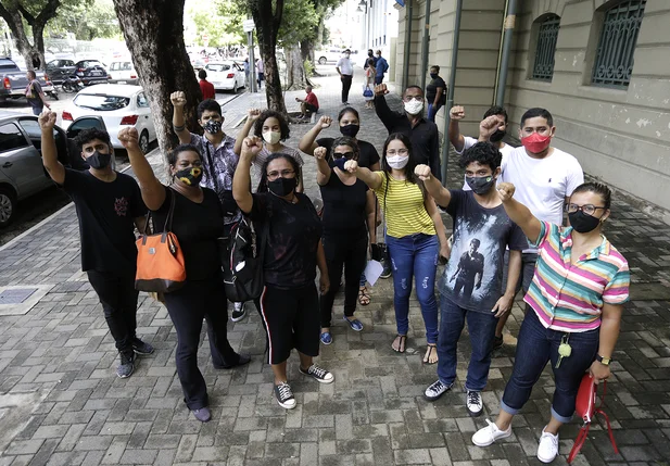 Manifestação em frente o palácio da cidade