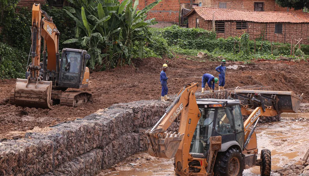 Maquinas trabalhando na obra