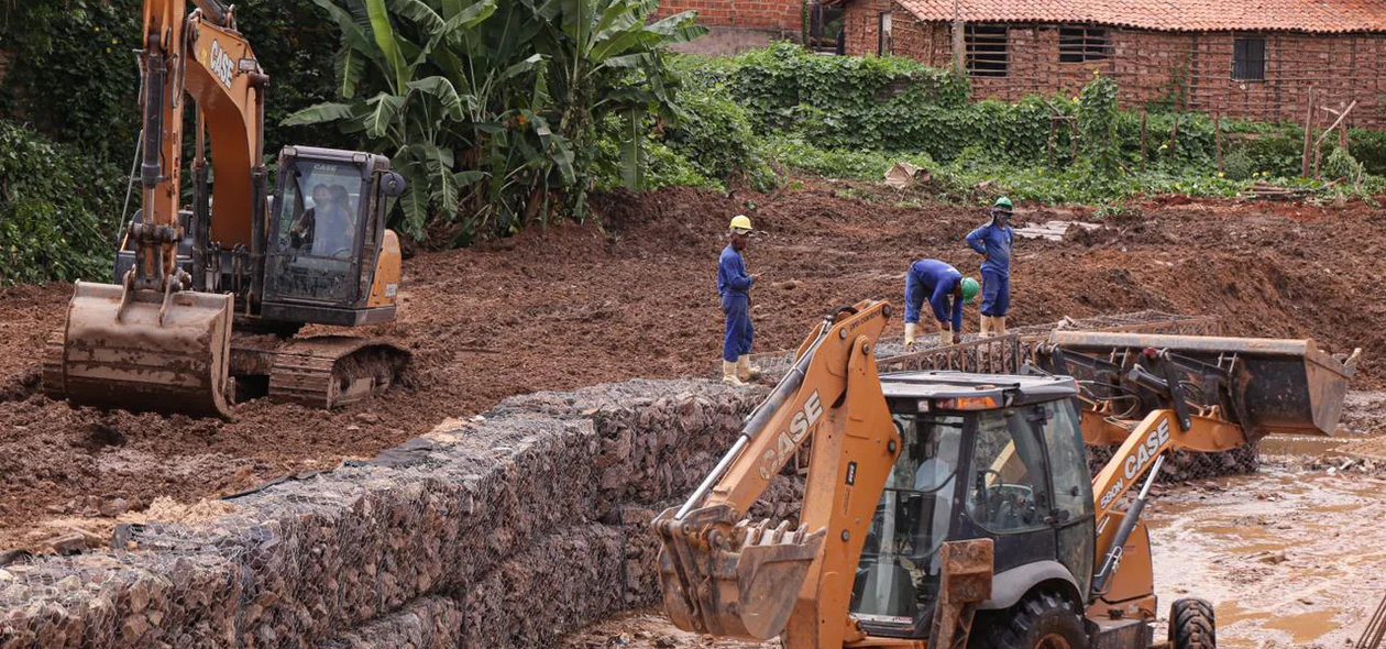 Maquinas trabalhando na obra