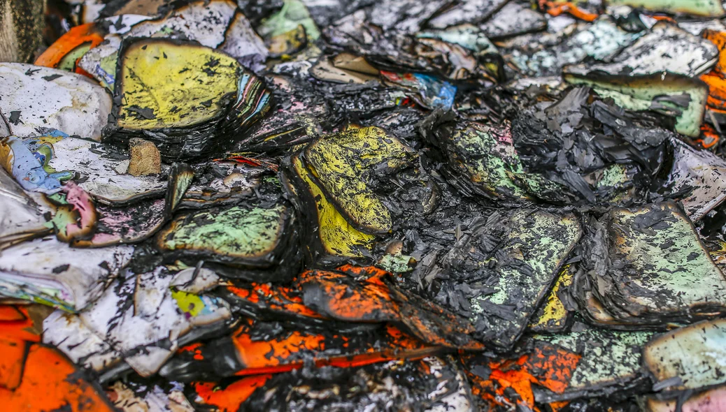 Material queimado durante incêndio