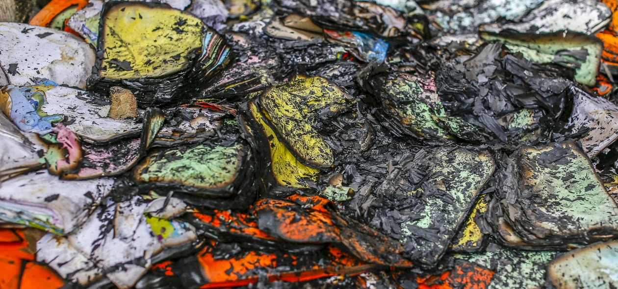 Material queimado durante incêndio