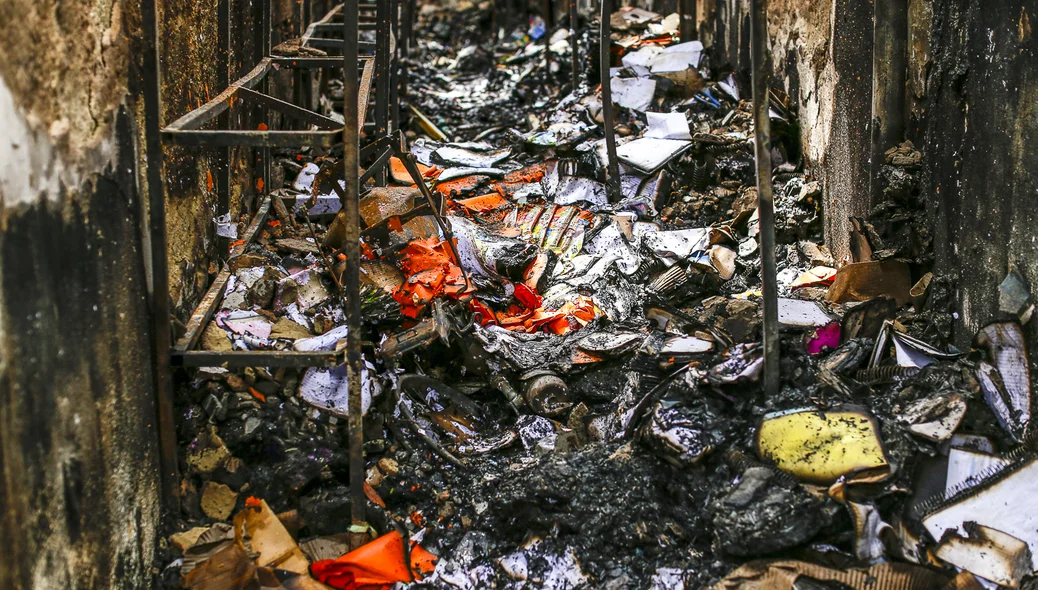 Material queimado no depósito da livraria universitária