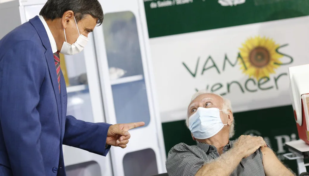 Médico Joaquim Vaz é vacinado contra covid-19