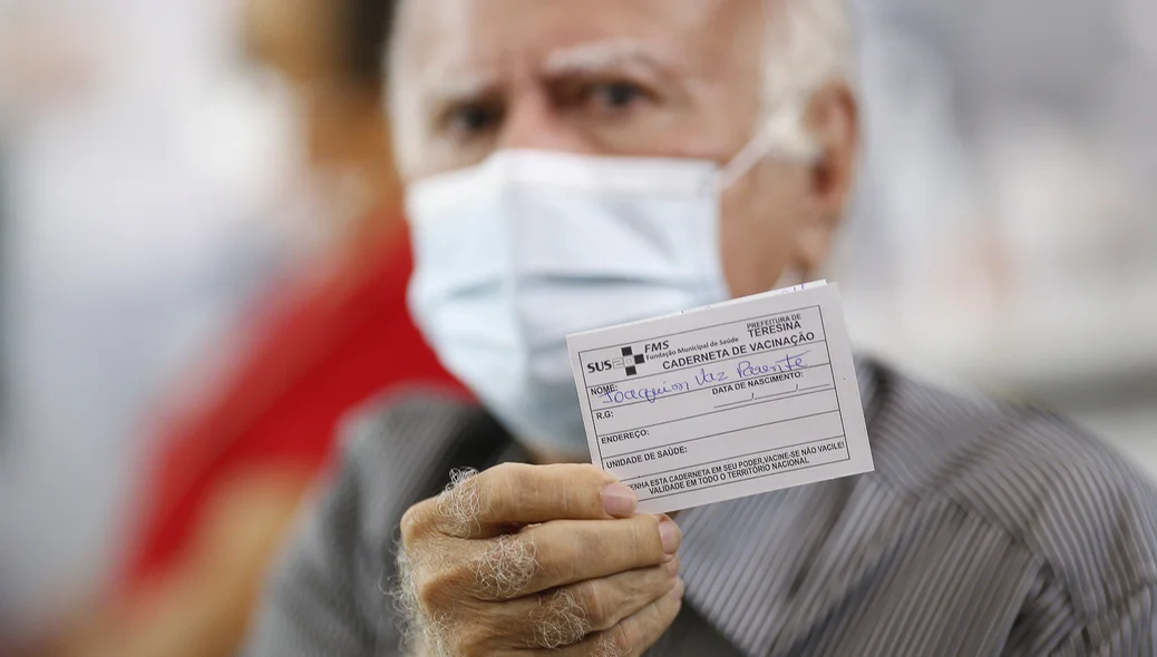 Médico Joaquim Vaz Parente logo após ser vacinado