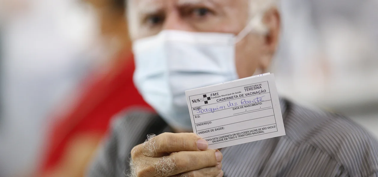 Médico Joaquim Vaz Parente logo após ser vacinado