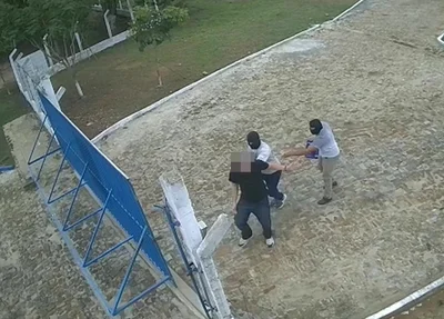 Momento em que os criminosos rendem o empresário