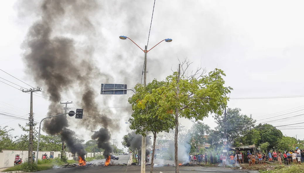Moradores fecham os dois lados da avenida
