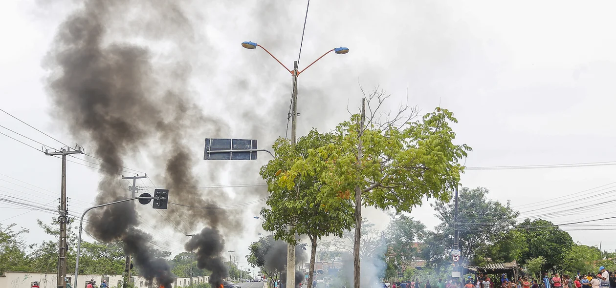 Moradores fecham os dois lados da avenida