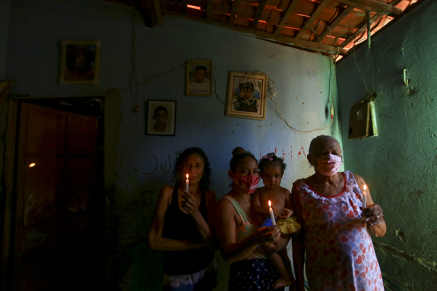 Moradores segurando velas