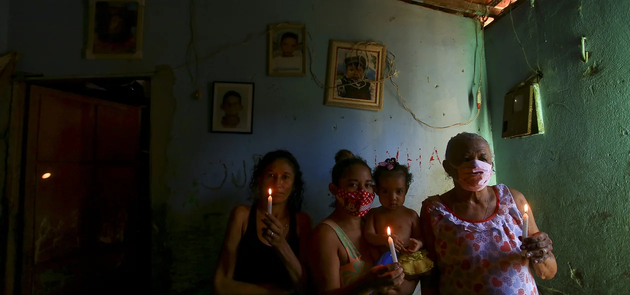 Moradores segurando velas