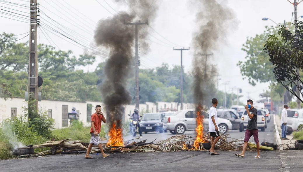 Moradores ateiam fogo em galhos