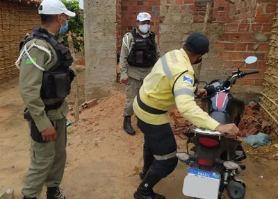 Motocicleta recuperada pela Strans e policiais da CIPTRAN