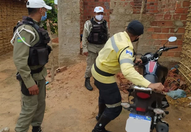 Motocicleta recuperada pela Strans e policiais da CIPTRAN
